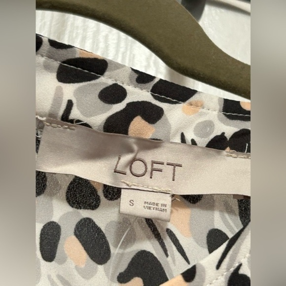 Loft Sleeveless Print Blouse in Women’s S pink grey white lightweight - Picture 3 of 13